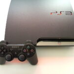 PS3 Slim Quasi Neuf + 2 Manette & 20 Jeux installé